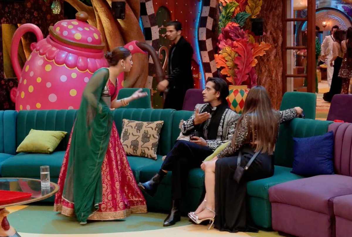 digital_newshub's tweet photo. Why is Arishfa suddenly behaving so rudely with Qazi? 🙄

#BiggBoss20 #ArishfaKhan #BB20 https://t.co/cRIkTPco1Z