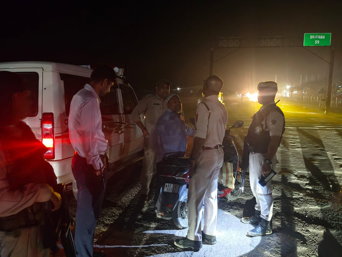 dc_hailakandi's tweet photo. Shri Jay Vikas, IAS, District Commissioner, Hailakandi, along with the Senior Superintendent of Police, Hailakandi, inspected various traffic check points across the district today. 
@CMOfficeAssam @diprassam https://t.co/dOELgRVTZp