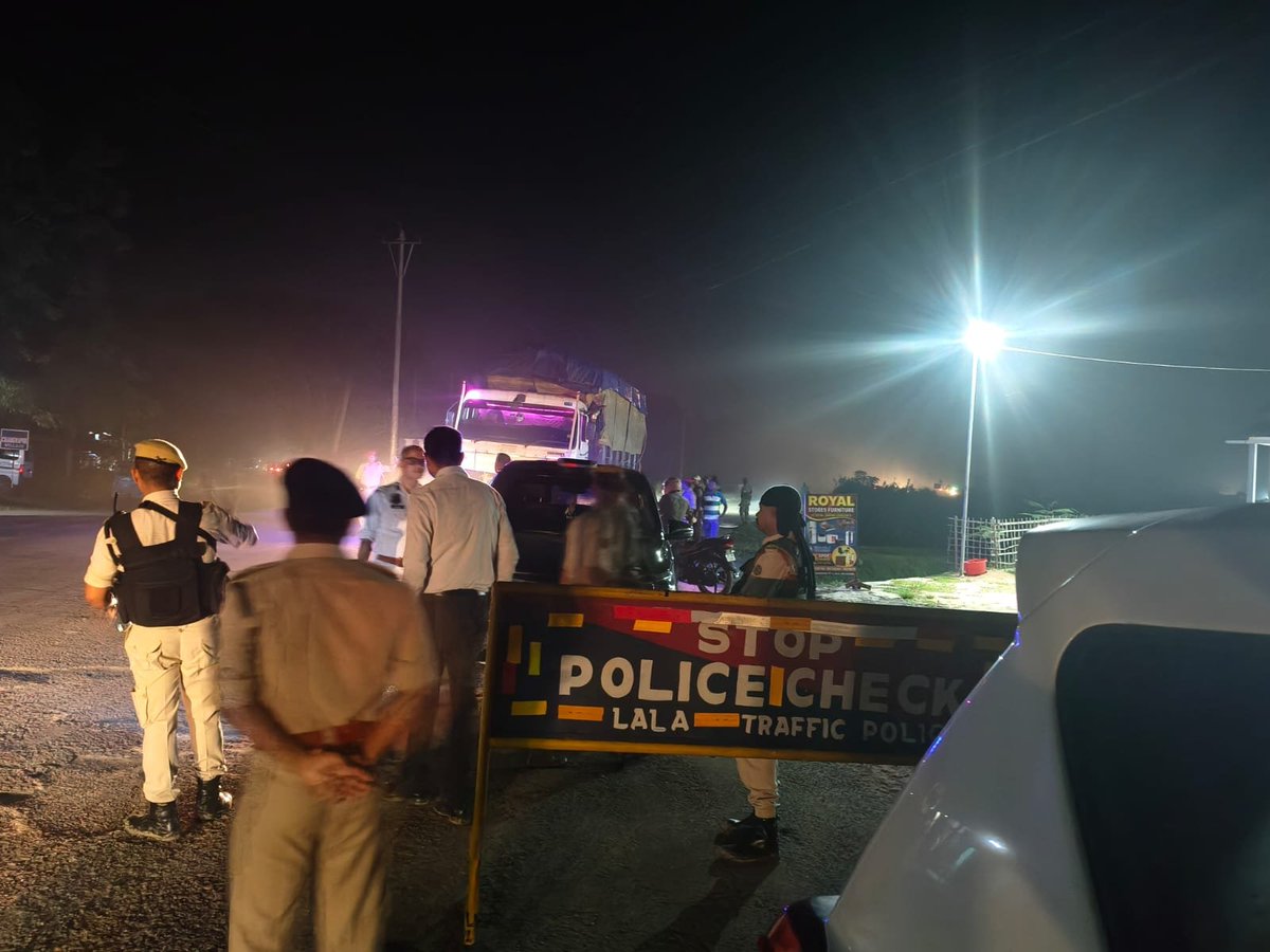 dc_hailakandi's tweet photo. Shri Jay Vikas, IAS, District Commissioner, Hailakandi, along with the Senior Superintendent of Police, Hailakandi, inspected various traffic check points across the district today. 
@CMOfficeAssam @diprassam https://t.co/dOELgRVTZp