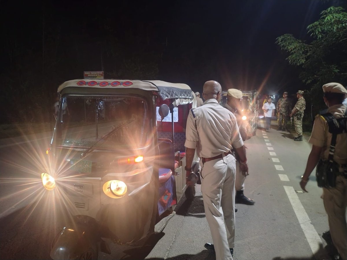 dc_hailakandi's tweet photo. Shri Jay Vikas, IAS, District Commissioner, Hailakandi, along with the Senior Superintendent of Police, Hailakandi, inspected various traffic check points across the district today. 
@CMOfficeAssam @diprassam https://t.co/dOELgRVTZp