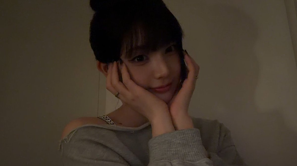 HaizulByezul's tweet photo. Even the darkness can’t hide Yeonji’s beauty.
#tripleS #트리플에스 #YeonJi #연지 https://t.co/y7Kd61eupX