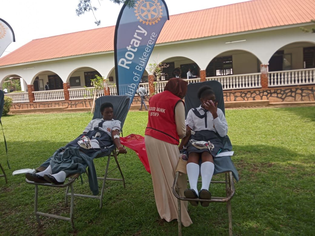 BukerereRot2025's tweet photo. Thursday, 1st October was fulfilling when @BukerereRot2025 in partnership with the management @sonde41350 and @TeamNbbUbts conducted a blood donation activity at the school. About 54 units of blood were collected. Thank you for saving lives #RotaryEyamba #ServiceAboveSelf https://t.co/cc9J3Gd7dj
