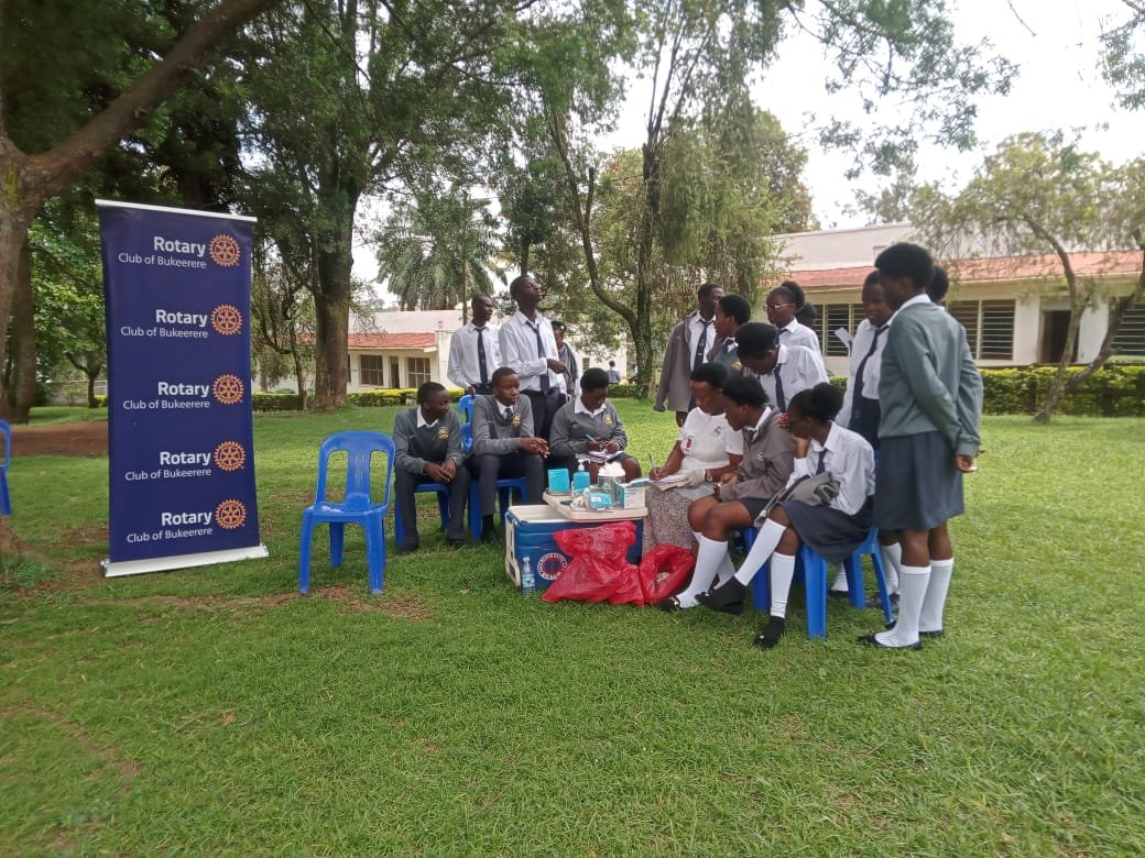 BukerereRot2025's tweet photo. Thursday, 1st October was fulfilling when @BukerereRot2025 in partnership with the management @sonde41350 and @TeamNbbUbts conducted a blood donation activity at the school. About 54 units of blood were collected. Thank you for saving lives #RotaryEyamba #ServiceAboveSelf https://t.co/cc9J3Gd7dj
