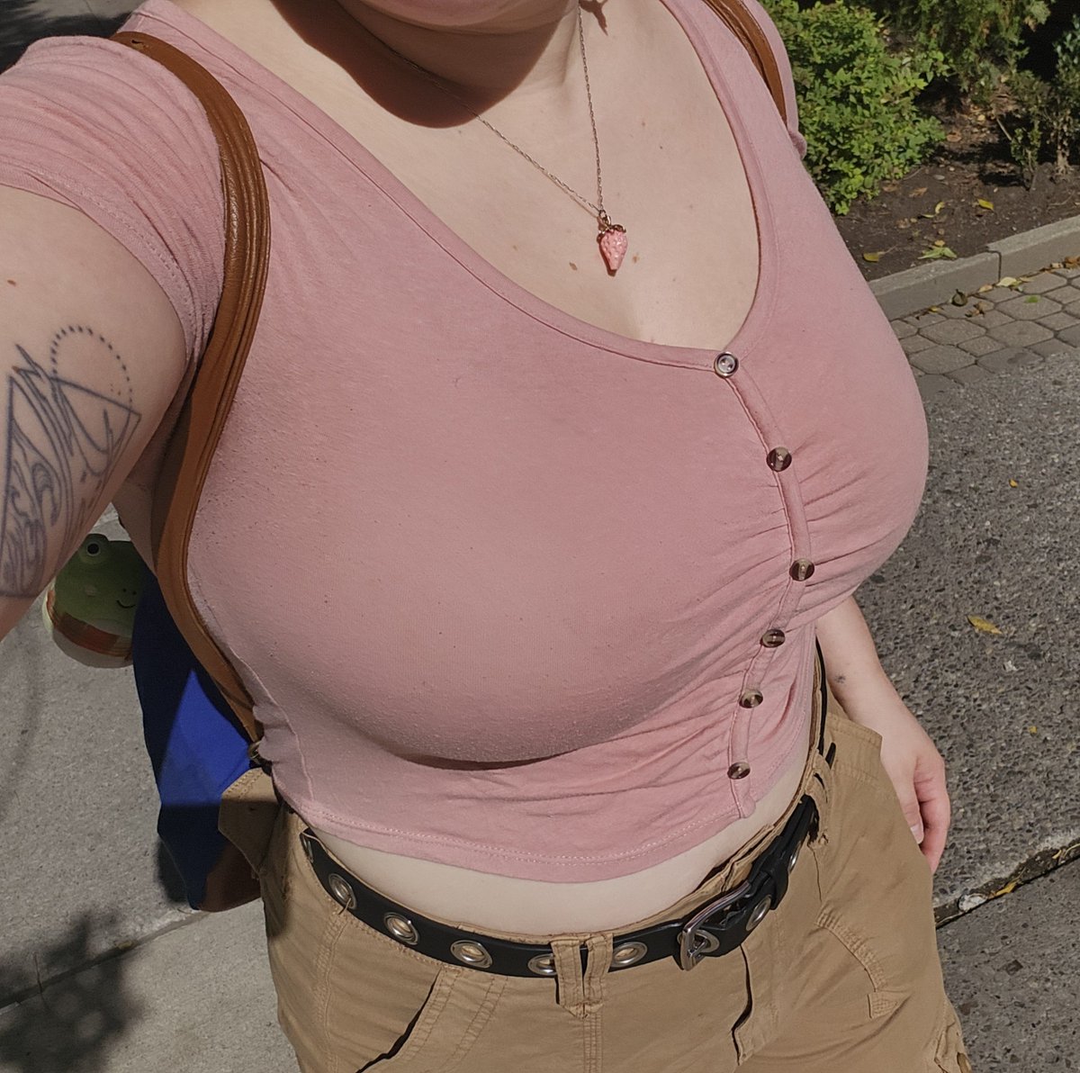 sluxec's tweet photo. fit for work ft my little frog, Geraldine! https://t.co/nzrqVWGoue