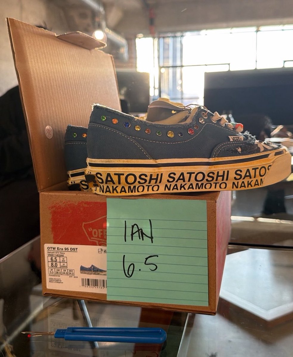 JustFreshKicks's tweet photo. Satoshi Nakamoto x Vans 💎

COMPLEXCON 2026 https://t.co/LUsewwP3QX