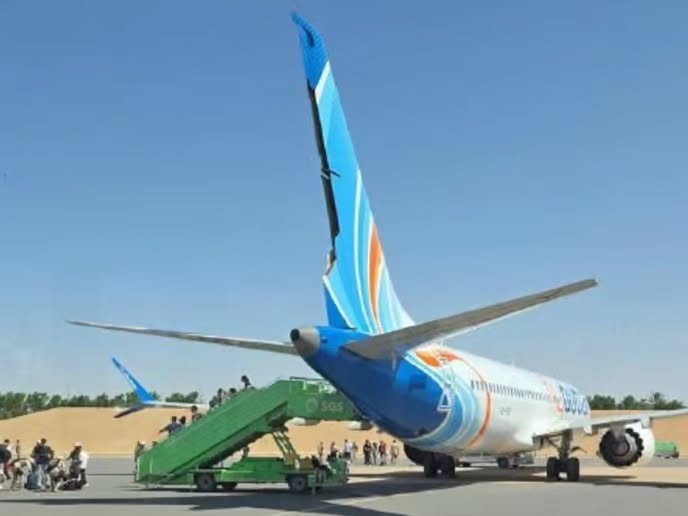 NarbutTanya's tweet photo. Последняя новость  о наших "исламских друзьях из FlyDubai" -  противостояние с бортпроводниками в моменты ужаса: «Члены экипажа потребовали, чтобы мы освободили террориста». После того как израильтяне связали пилота-террориста Мамума аль-Хамами с помощью проводов от наушников и пластиковых хомутов, экипаж рейса Flydubai потребовал от израильтян развязать его. «Они сказали: „Вы же не бог, вы не собираетесь его убивать“», — рассказал газете New York Post Цвика Менс, один из героев этого рейса. «Мы ответили им: с этого момента главные здесь мы». Он попытался разбить самолет — а экипаж потребовал его освобождения: в интервью   двое пассажиров рейса Flydubai рассказали, что экипаж самолета вступил с ними в конфликт, ��ребуя освободить оманского второго пилота Мамума аль-Хамами.
«Они просили нас развязать террориста — мы понятия не имели почему», — сказал Цвика Менс, один из израильтян, обезвредивших второго пилота и проявивших героизм на борту. Специалист по недвижимости Даниэль Шлихтер, сидевший во втором ряду около кабины пилотов, высказался в схожем ключе: «Они потребовали освободить террориста, и мы сразу же начали их подозревать».
Индийский пилот получал медицинскую помощь рядом со связанным террористом
Израильтяне связали аль-Хамами проводами от наушников, которые Шлихтер собрал у пассажиров, а затем пластиковыми хомутами. Пока его удерживали, сантехник Янив Хайон — один из героев рейса наряду с Менсом, его женой и Асафом Реджуаном — услышал, как террорист кричал: «Убейте меня, убейте меня», — предположительно из-за провала своей «джихадистской миссии».  Однако затем несколько членов экипажа стали требовать его освобождения. Возникла перепалка, и израильтяне ответили, что ни при каких обстоятельствах не освободят второго пилота.  «Но мы не хотели его убивать, мы лишь хотели сделать так, чтобы он не убил нас». Шлихтер, 59 лет, возвращался из отпуска в Японии вместе с женой. Он и Менс рассказали NYP, что израильтяне даже дали раненому террористу кислородную маску. «Мы хотели, чтобы он остался жив для допроса». Разгорелась борьба за власть: экипаж настаивал на том, что именно они отвечают за самолет и должны оставаться в одиночестве в зоне прямо перед кабиной пилотов. Опасаясь, что члены экипажа могут быть замешаны в заговоре пилота, израильтяне приказали бортпроводникам по��инуть зону кабины и занять места в средней части салона.
«Мы сказали им: „С этого момента главные мы, и вы делаете то, что мы говорим“», — заявил Менс. «Мы не знали, что и думать, мы подозревали каждого члена экипажа». Группа пассажиров, включая Шлихтера, сопроводила экипаж на места в пятом или шестом ряду, подальше от кабины пилотов. «Мы накричали на них и велели сесть», — рассказал Шлихтер. Затем был привлечен «крупный парень» - израильтянин, который стал охранять кабину пилотов, не позволяя никому войти вовнутрь.
Как сообщил Шлихтер, только заняв свои места, члены экипажа «начали осознавать всю неординарность ситуации» и принялись оказывать помощь пострадавшим от шока пассажирам, обеспечивая их водой и пледами.
Отвечая на запрос New York Post по поводу поведения экипажа, компания Flydubai заявила, что не может ком��ентировать вопросы, находящиеся в процессе расследования. «Мы по-прежнему полностью привержены поддержке текущего расследования и тесно координируем свои действия с соответствующими правительственными ведомствами и регуляторами». Из материалов расследования   следует, что второй пилот ударил индийского капитана Смита Матчатчара с помощью аварийного топорика из кабины пилотов, предназначенного для разбивания стекол самолета. Несмотря на ранения,  капитан сумел доползти до двери и открыть ее, что позволило Яниву Хайону обезвредить аль-Хамами и стабилизировать воздушное судно. Пилот-террорист был перевезен из Саудовской Аравии в ОАЭ, и хотя его допросы продолжаются, власти ОАЭ впервые квалифицировали попытку крушения самолета как «террористический акт».