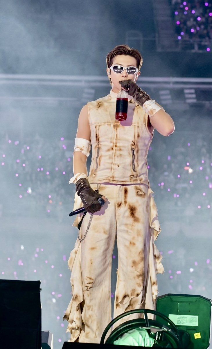 DixieJoon7's tweet photo. This outfit is too fkng awesome.. he looks phenomenal. https://t.co/Fu4g2d6L7p