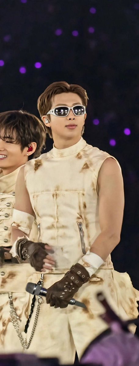 DixieJoon7's tweet photo. This outfit is too fkng awesome.. he looks phenomenal. https://t.co/Fu4g2d6L7p