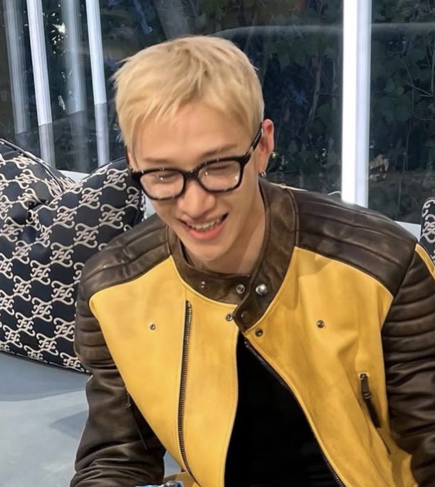 forwolfchan's tweet photo. I love when he wears glasses… makes him look extra puppy https://t.co/9qcQJ9GwP5