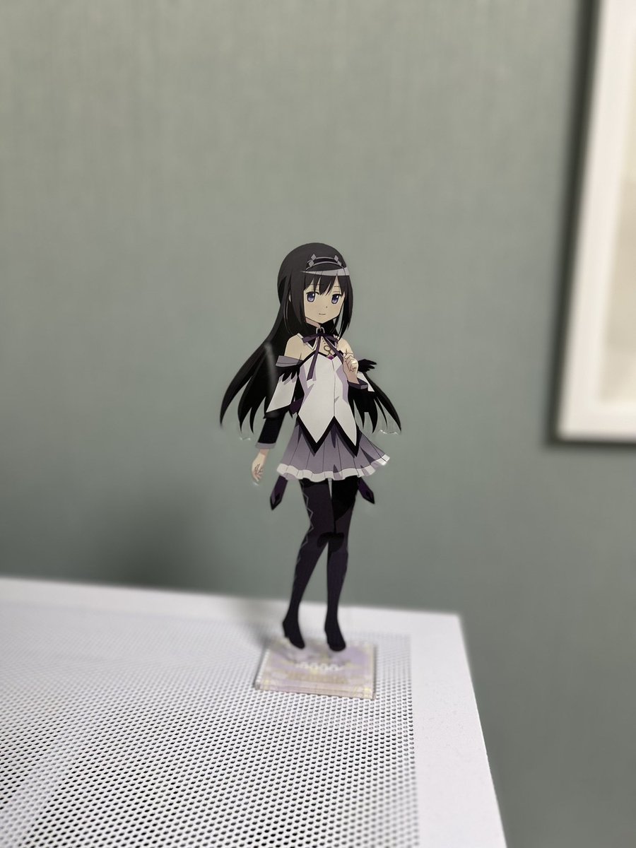 tnbc5r's tweet photo. やばいポートレートで撮るとアクスタの縁消えるって投稿見て撮ってみたらまじで消えた！！！ここに居るよ感があってほんとにかわいい(；-； ) https://t.co/nruBiRizRD