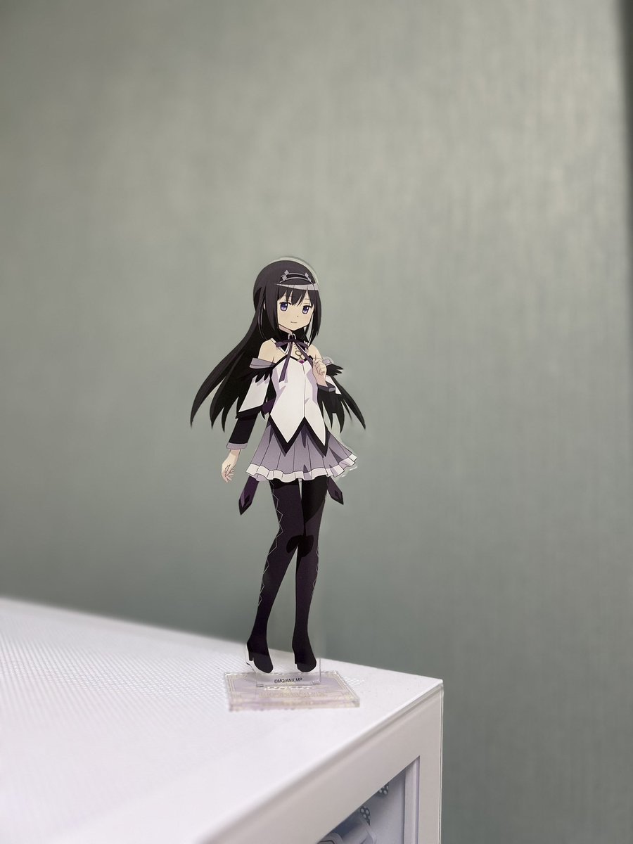 tnbc5r's tweet photo. やばいポートレートで撮るとアクスタの縁消えるって投稿見て撮ってみたらまじで消えた！！！ここに居るよ感があってほんとにかわいい(；-； ) https://t.co/nruBiRizRD