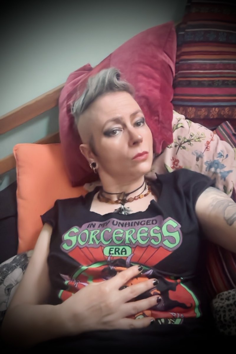 Brangytha's tweet photo. New Shirt: 
#Photography #Photographer #Witch #Pagan #LadyHollow #Selfie #MakeupLook #Fasion #Sorceress https://t.co/2Y935PEqXH