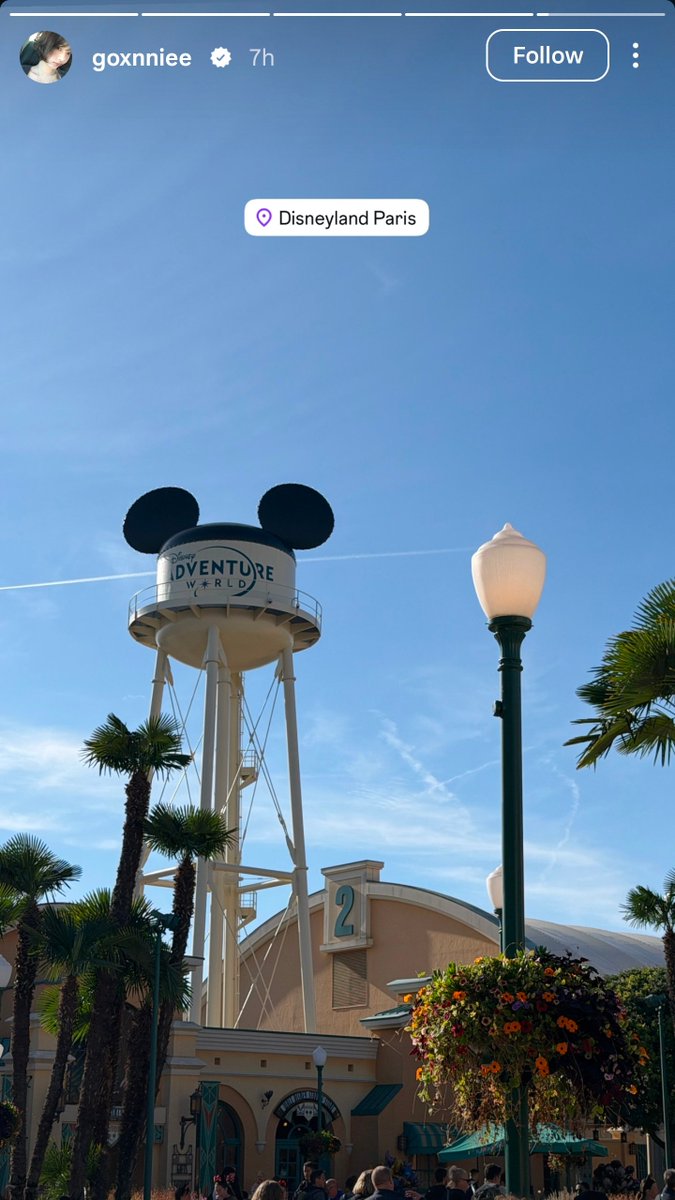godmitzu's tweet photo. JIHYO went to Disneyland Paris today, possibly with model and Single's Inferno star Kim Goeun. https://t.co/4dcsaHumKp