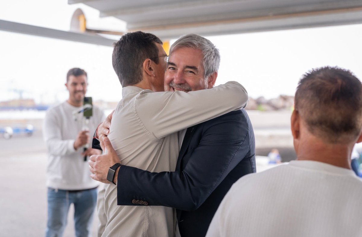 PabloRodriguezV's tweet photo. 💛 Los nacionalistas volvemos a depositar nuestra confianza en @FClavijoBatlle para seguir representando los intereses de todos los canarios y canarias en 2027.

En @coalicion ponemos Canarias por encima de cualquier sigla y, en las próximas elecciones, volveremos a demostrarlo con hechos.

¡Enhorabuena, Fernando!
