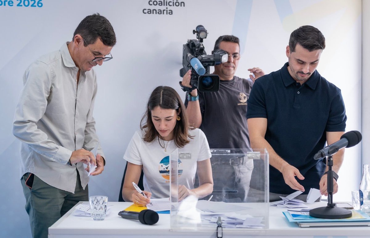 PabloRodriguezV's tweet photo. 💛 Los nacionalistas volvemos a depositar nuestra confianza en @FClavijoBatlle para seguir representando los intereses de todos los canarios y canarias en 2027.

En @coalicion ponemos Canarias por encima de cualquier sigla y, en las próximas elecciones, volveremos a demostrarlo con hechos.

¡Enhorabuena, Fernando!