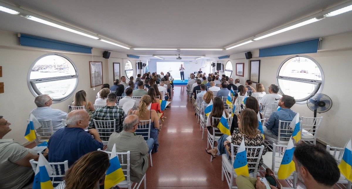 PabloRodriguezV's tweet photo. 💛 Los nacionalistas volvemos a depositar nuestra confianza en @FClavijoBatlle para seguir representando los intereses de todos los canarios y canarias en 2027.

En @coalicion ponemos Canarias por encima de cualquier sigla y, en las próximas elecciones, volveremos a demostrarlo con hechos.

¡Enhorabuena, Fernando!