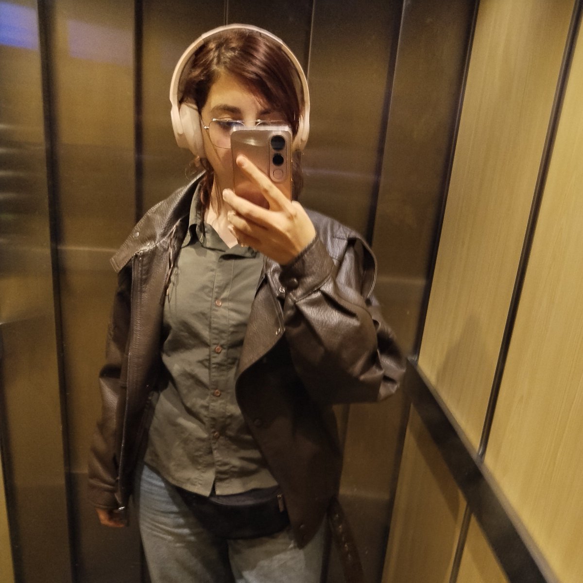 conejoslasher's tweet photo. spent the whole afternoon playing fortnite with some friends and now im out to watch resident evil !! tried to imitate the whole investigator in an apocalypse outfit and stuff https://t.co/cJaa1DHqAe