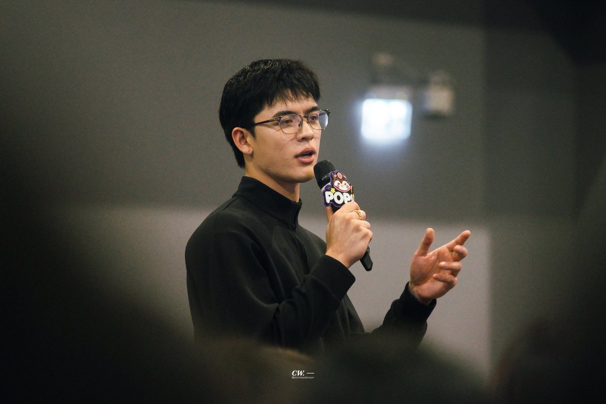 forwayar's tweet photo. นึกว่างานเปิดตัวโทรศัพท์ https://t.co/IhHEdpFwP4