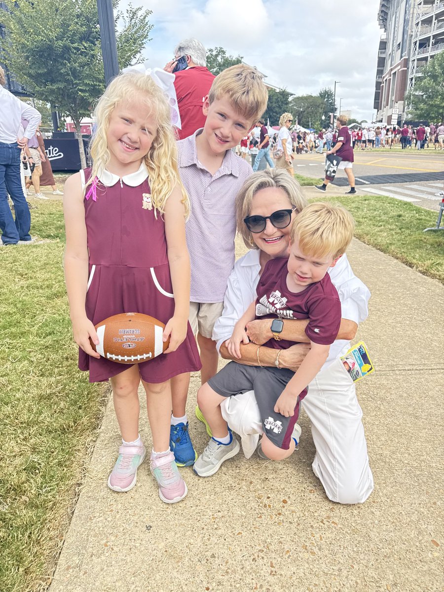 cindyhydesmith's tweet photo. Great morning Starkville! Friends, babies, and bulldogs. #HailState #VoteCindy https://t.co/Wq1zRN7dd2