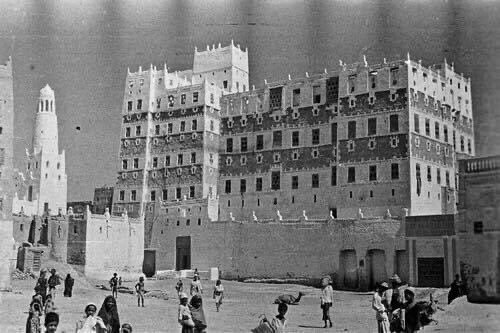 Bin_3ameer's tweet photo. @UN @Amnesty @hrw @Reuters
Hadhramis have been oppressed since British colonialism. Britain never handed Hadhramaut to its own people. Decades of injustice followed. We demand a free referendum.
#حق_استفتاء_حضرموت
#RightToHadhramautReferendum https://t.co/xPnXvhHGHh