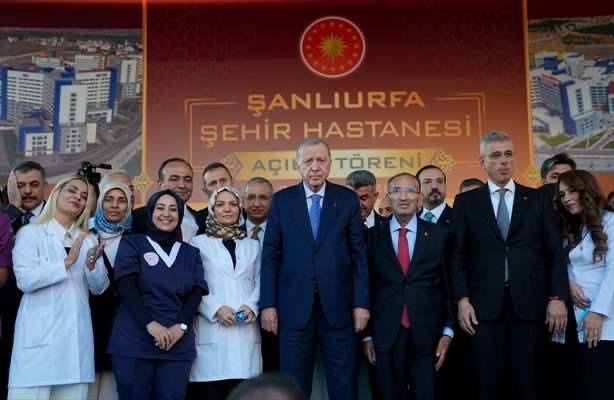 ProfDrDusak's tweet photo. Cumhurbaşkanımız Sayın Recep Tayyip Erdoğan’ın teşrifleriyle bugün Şanlıurfa’mıza sağlık ve ulaşım alanında önemli eserler kazandırdık. 🇹🇷

2.000 yatak kapasitesi, 546 yoğun bakım yatağı, 451 polikliniği ve 65 ameliyathanesiyle Şanlıurfa Şehir Hastanemizin açılışını gerçekleştirdik. Modern altyapısı ve ileri sağlık hizmetleriyle hastanemiz, şehrimizin ve bölgemizin sağlık ihtiyaçlarının karşılanmasında önemli bir merkez olacak.

Hastanemize erişimi kolaylaştıran 1,7 kilometrelik bağlantı yolu ile 191 metrelik köprüyü ve Karaköprü trafiğine rahatlık sağlayacak Azerbaycan Bulvarı Farklı Seviyeli Kavşağı’nı da hizmete açtık.

Başta Cumhurbaşkanımız Sayın Recep Tayyip Erdoğan olmak üzere; Sağlık Bakanımız Prof. Dr. Kemal Memişoğlu’na, Ulaştırma ve Altyapı Bakanımız Sayın Abdulkadir Uraloğlu’na, Şehir Hastanemizin ve hemşehrilerimizin günlük hayatını kolaylaştıracak tüm bu yatırımların Şanlıurfa’mıza kazandırılması ve tamamlanması için büyük gayret sarf eden TBMM Başkanvekilimiz Sayın Bekir Bozdağ’a ve emeği geçen herkese teşekkür ediyorum.

Şanlıurfa’mıza hayırlı olsun.

@RTErdogan @drmemisoglu @a_uraloglu @bybekirbozdag @abuyukgumus @Akparti