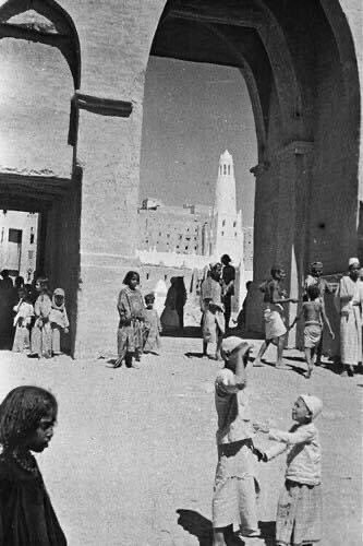 Bin_3ameer's tweet photo. @UN @Amnesty @hrw @Reuters
Hadhramis have been oppressed since British colonialism. Britain never handed Hadhramaut to its own people. Decades of injustice followed. We demand a free referendum.
#حق_استفتاء_حضرموت
#RightToHadhramautReferendum https://t.co/xPnXvhHGHh