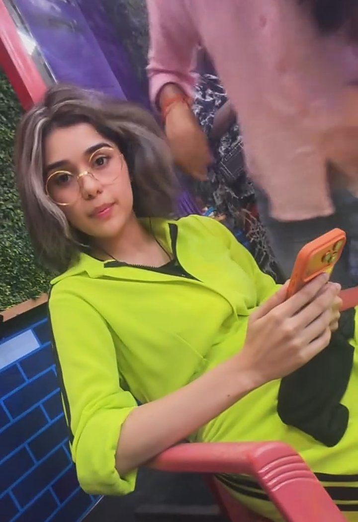 amnaamjad804's tweet photo. This (haseena) serving 2080 look 😭🔥

#EishaSingh https://t.co/eDheAwlhcS