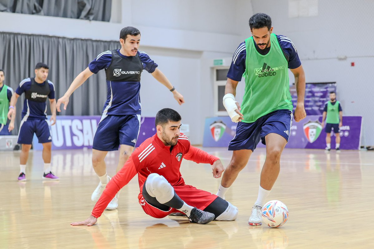 Alhakea_Sports's tweet photo. باشر منتخبنا الوطني لكرة قدم الصالات تدريباته على صالة مركز شباب الجليب، بقيادة المدرب الإسباني برونو غارسيا، استعداداً للمباراتين الوديتين امام البحرين والسعودية في العاصمة البحرينية المنامة، ضمن أيام الفيفا لشهر اكتوبر الحالي.
#منتخب_الكويت
#KuwaitFA https://t.co/41eifDx5pL
