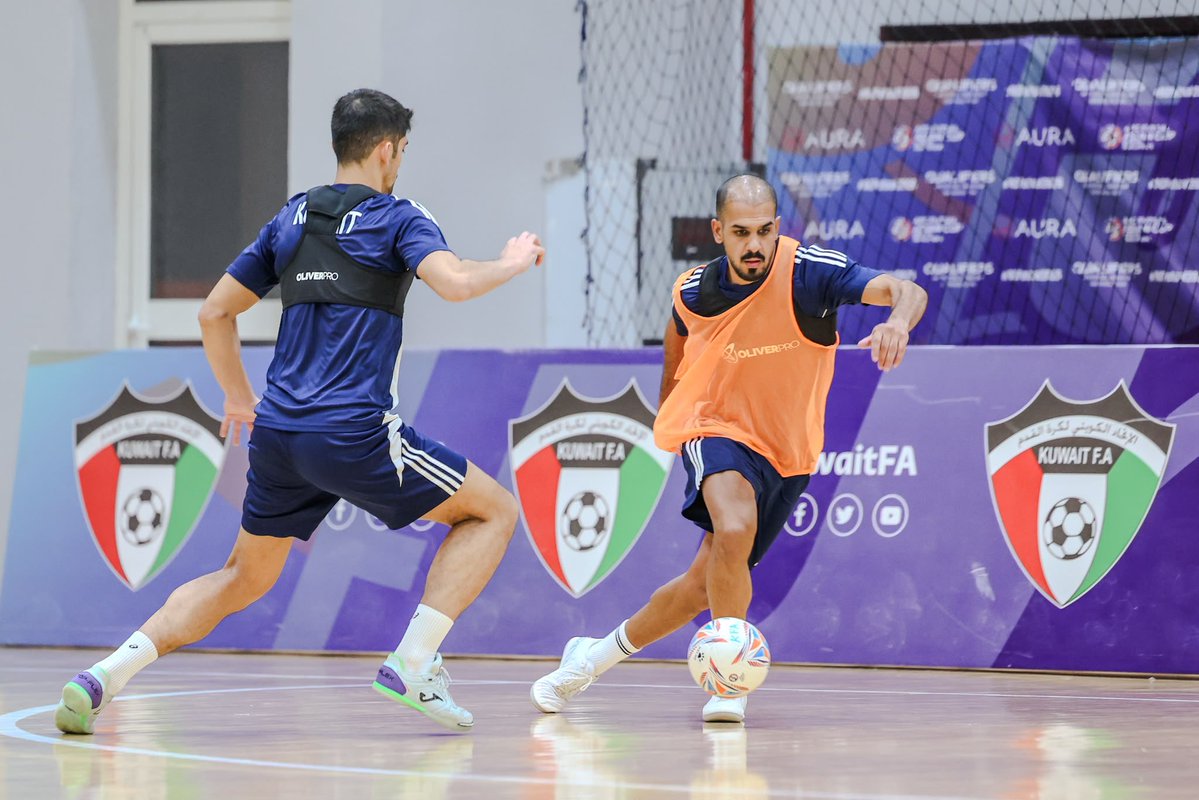 Alhakea_Sports's tweet photo. باشر منتخبنا الوطني لكرة قدم الصالات تدريباته على صالة مركز شباب الجليب، بقيادة المدرب الإسباني برونو غارسيا، استعداداً للمباراتين الوديتين امام البحرين والسعودية في العاصمة البحرينية المنامة، ضمن أيام الفيفا لشهر اكتوبر الحالي.
#منتخب_الكويت
#KuwaitFA https://t.co/41eifDx5pL