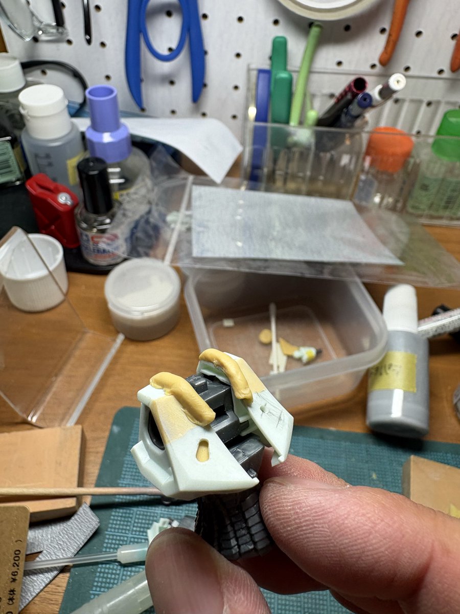Nakayan81014's tweet photo. 今日は胸のディテールができました😊
前進前進！
サフで止まってるSR3と比べてみたら頭のボリューム凄い。本当は天気もいいからSR3の塗装を進めないといけないけど、まぁいいか😅

#sr2チャレンジ https://t.co/ZKHY8hT9zr