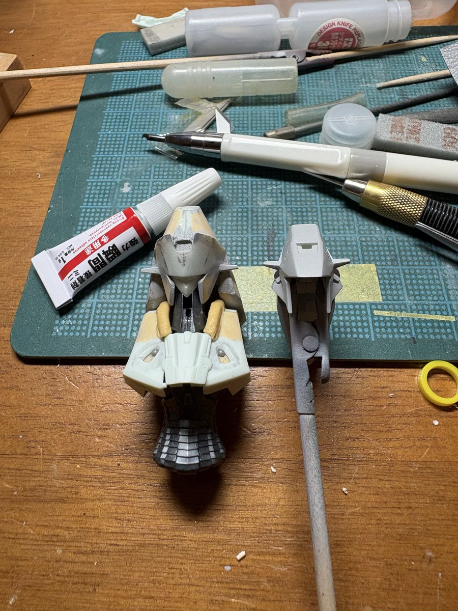 Nakayan81014's tweet photo. 今日は胸のディテールができました😊
前進前進！
サフで止まってるSR3と比べてみたら頭のボリューム凄い。本当は天気もいいからSR3の塗装を進めないといけないけど、まぁいいか😅

#sr2チャレンジ https://t.co/ZKHY8hT9zr