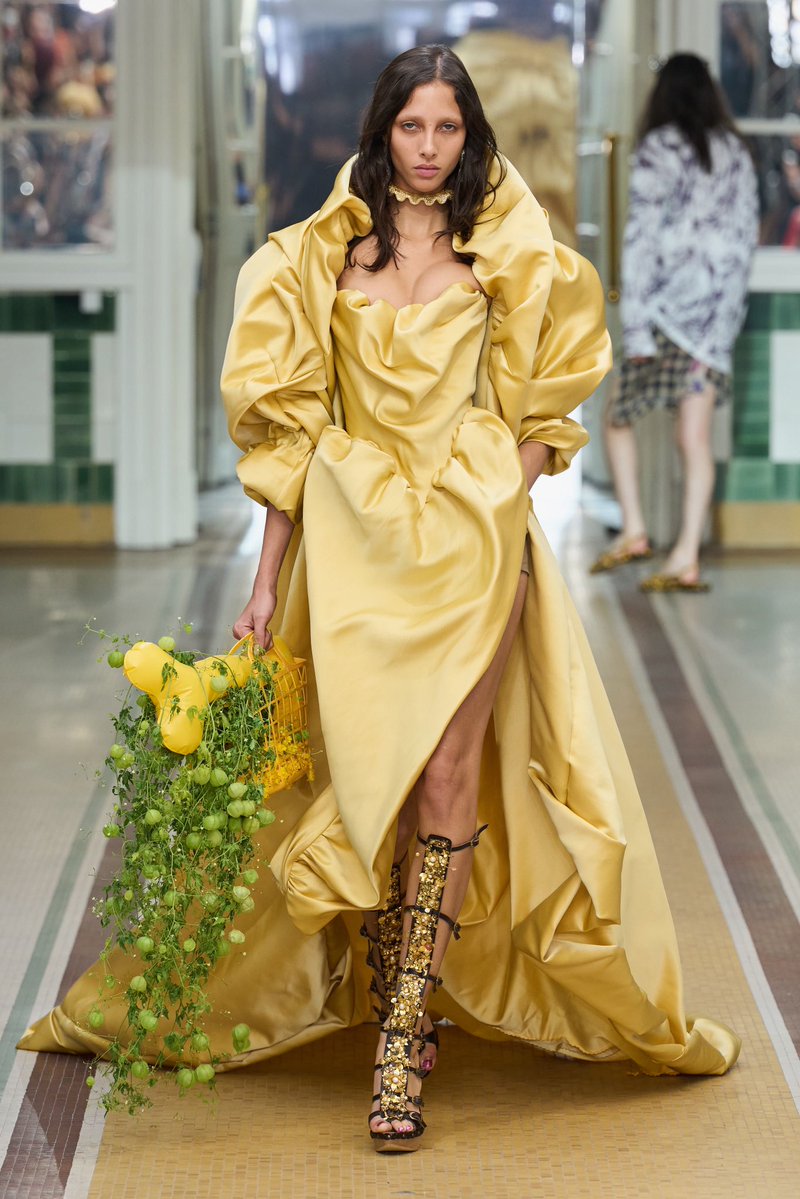 jacquemusx's tweet photo. World stop. Yasmin Wijnaldum for Vivienne Westwood SS27. https://t.co/sy6mbYwatx