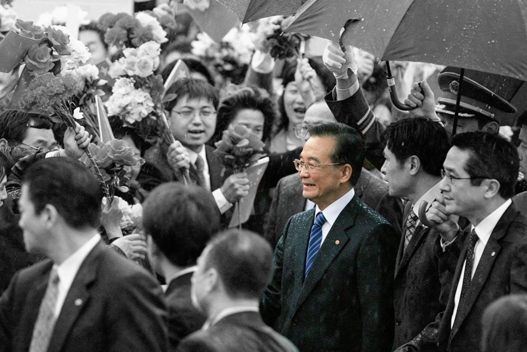 WenSam1942's tweet photo. 温家宝：只是站着。
我：好手段。 https://t.co/DCkCXb0SGD