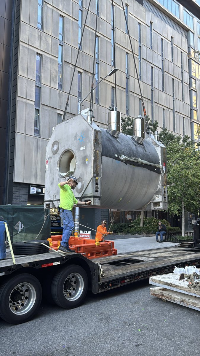 batuhanayci's tweet photo. Not something you see every day. Today we're saying goodbye to our 7T MRI 🧲🏗️ https://t.co/ZcE2hn6eFL