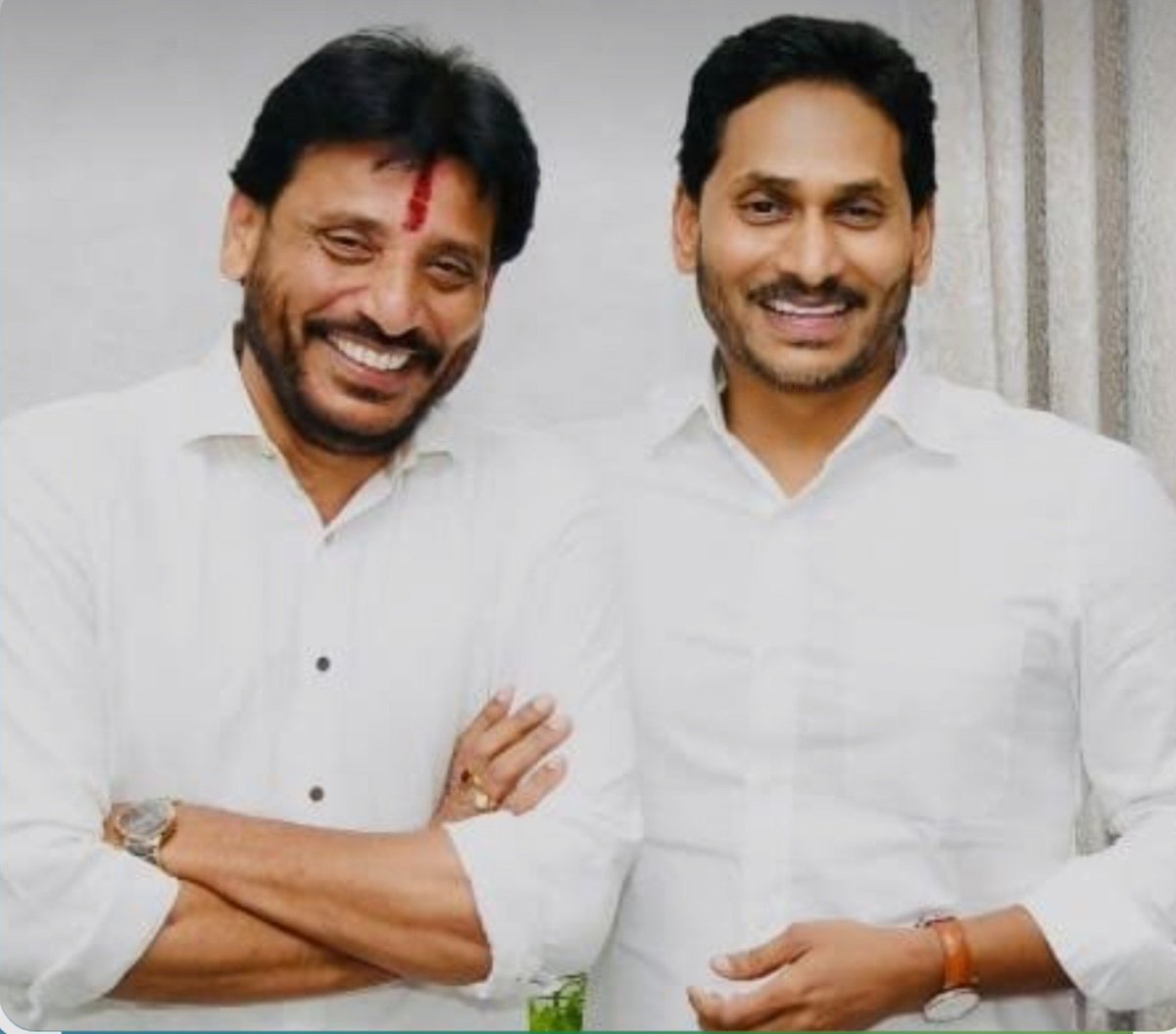 PRAVEENREDDYYCP's tweet photo. దువ్వాడ శ్రీనివాస్ 

సస్పెండ్ అయి ఆల్మోస్ట్ 1 ఇయర్ పైనే అయిన్ది స్టిల్ జగన్ గారి గురించి, పార్టీ గురించి ఒక్క నెగటివ్ కామెంట్ చేయలేదు 

ఈ రోజు అన్నెవన్నో సస్పెండ్ చేస్తే నిన్నటి దాకా పార్టీ ముఖ్యం,కార్యకర్తలు ముఖ్యం అని ముసలి కన్నీరు కార్చి ఈ రోజు సస్పెండ్ అవ్వగానే డబ్బులు పెట్టి జనాల్ని తోలా అని తప్పుడు కూతలు కుస్తున్నాడు 

ఎవడికో నచ్చలేదనో, ఎవడో ఏదో అనుకుంటాడునో పార్టీ కి నమ్మకంగా పని చేసే వాళ్ళని ఇంకా దూరం పెడతారా?

 నీ పిలుపు కోసం ఎదురు చూస్తున్నాడు @ysjagan అన్నా