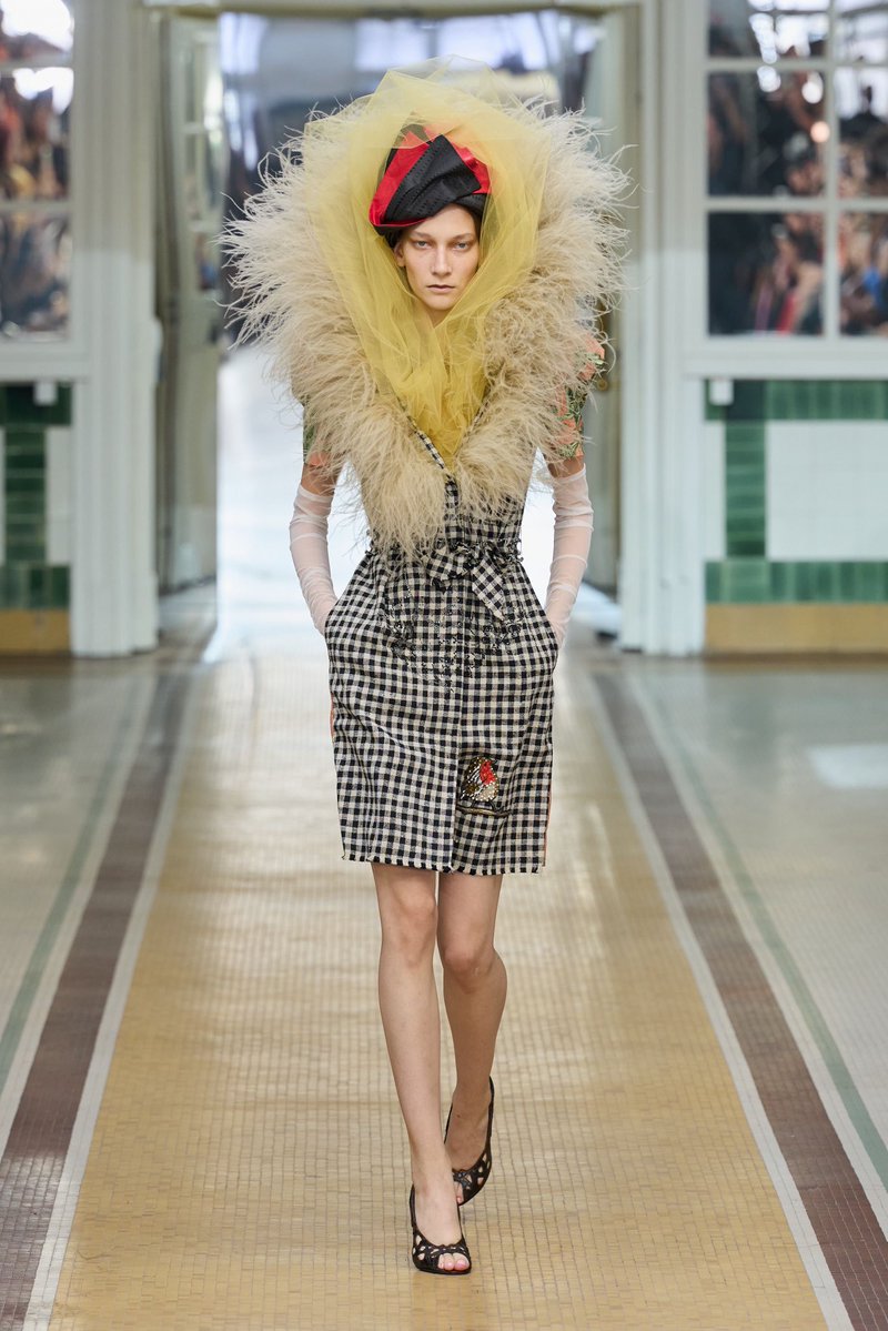 jacquemusx's tweet photo. You simply do not fuck with a woman in Vivinne Westwood. https://t.co/oZY765x3p1