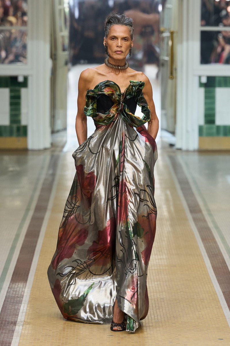 jacquemusx's tweet photo. You simply do not fuck with a woman in Vivinne Westwood. https://t.co/oZY765x3p1