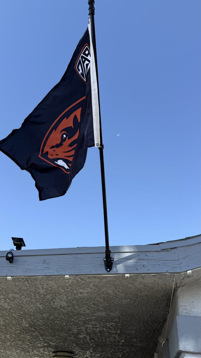 TheWitcher702's tweet photo. Beaver Nation 🦫!

You know what time it is: it’s The dam flag hinging time! 

The OSU Beaver 🦫 flag is up and with a special guest in the background: the moon 🌕 !

Go Beavers 🦫
Dam 🦫 Proud 

#GoBeavs
#TheDamFlag
#BeaverNation https://t.co/XkmqpMGXKU
