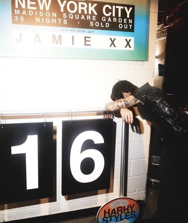 sonnyangelrry's tweet photo. these two pictures of harry setting his msg record and then breaking it are so special ❤️‍🩹 so so proud of him 💞🫂 https://t.co/CSgSXGWG5M