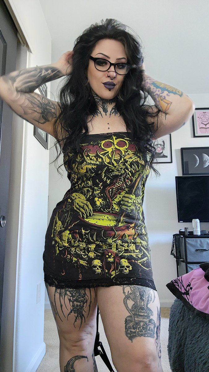 likeohmygoth's tweet photo. Reversible nurgle dress I made out of an oversized tshirt 😁 

Which side do you like better? 

#warhammer40k #nurgle https://t.co/Ws6Bu5h2js
