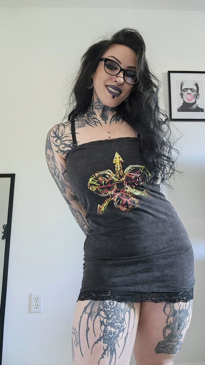 likeohmygoth's tweet photo. Reversible nurgle dress I made out of an oversized tshirt 😁 

Which side do you like better? 

#warhammer40k #nurgle https://t.co/Ws6Bu5h2js