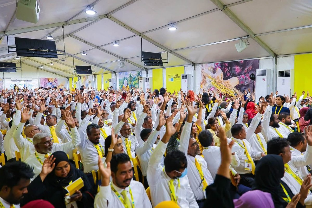 meemu_sapppe's tweet photo. އެމްޑީޕީގެ ކޮންގްރެސް ނިގެންއެދިޔައީ ވަރަށް ވަރުގަދަ ރޫޙަކާއި ފޯރިއާ ޖޯޝާއެކުގަ !  އުއްމީދާ އުފާވެރިކަމުން ފުރިފައިވާ ސިޔާސަތުތަކެއް ކަނޑައެޅިގެން !

ފެނިގެންމިދަނީ އަޅުގަޑާއި ކުރީގެ އެމްޕީ ޔައުޤޫބުއާ އެއްވެސް މައްސަލައެއް އޮވެގެން ހިގިކަމެއްނޫން.  އަޅުގަޑަޑު ހާމަކުރީ ފައްޔާޒުގެ ޚުދުމުހުތާރުކަމާއި ރުންކުރުކަމާއި  ބޭއިންސާފު !

ކޮންގްރެސް ނިގެންއެދިޔައީ  ރައީސް އިބޫއާއި ރައީސް ނަޝީދުގެ އެކުވެރިކަމާއި ގާތްކަން އެންމެންނަށް ވަރަށްސާފުކޮށް ހާމަކޮށްދެއްވަމުންނެވެ. މީލައްކަވާހަކަ !
