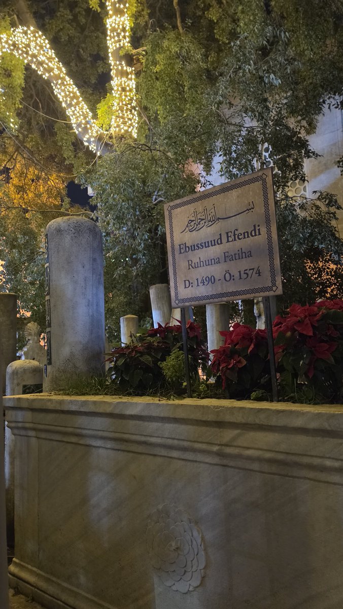 ismetyamac2's tweet photo. “Şia kâfirdir; ona kâfir demeyen de kâfirdir” fetvasını veren Ebussuud Efendi'nin kabrindeyiz.
Allahu Teala şefaatlerine nail eylesin.
Âmin. https://t.co/88wrEqJYsf