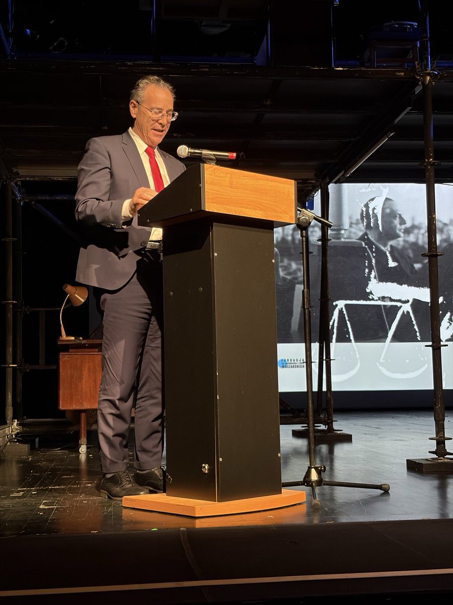 Amb_Berger's tweet photo. .@ZNP_ZG oraz @FESonline zorganizowały w miejscu, gdzie w 1947r. odbył się proces komendanta @AuschwitzMuseum Rudolfa Hössa, konferencję z okazji 80. rocznicy procesów norymberskich. Dyskusja dotyczyła prawa międzynarodowego, polityki, pamięci oraz roli edukacji. https://t.co/3JVpdpDQ4W