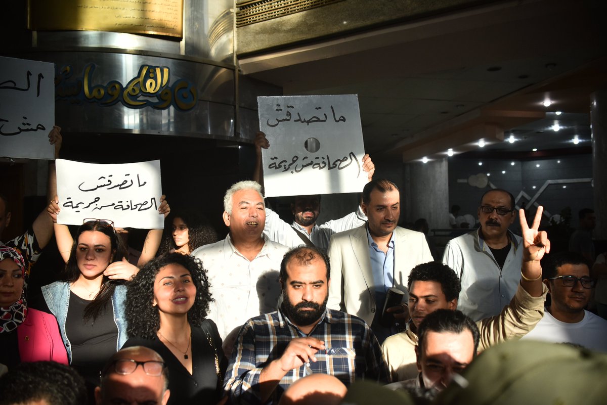 MadaMasr's tweet photo. شارك عشرات الصحفيين، قبل قليل، في اعتصام رمزي داخل نقابة الصحفيين، بدأ الثالثة مساء اليوم، بعد دعوة أطلقتها منصة «متصدقش»، أمس، وذلك عقب القبض على أعضاء غرفة أخبار المنصة الستة، بعدما داهمت منازلهم تباعًا بدءًا من مساء الاثنين الماضي، فيما لا تزال أماكن احتجازهم غير معلومة.

وبينما كان مقررًا انتهاء الاعتصام  في الخامسة، أعلن عدد من أعضاء الجمعية العمومية للنقابة، اليوم، بدء اعتصام مفتوح داخل مقر النقابة لحين الإفراج عن صحفيي متصدقش المحتجزين، وبالتوازي دعا مجلس نقابة الصحفيين إلى عقد اجتماع طارئ، الإثنين المقبل، لمناقشة بند واحد هو القبض على صحفيي «متصدقش»، فيما طالب صحفيون في الاعتصام بـ«صياغة الرد المناسب على بيانات وزارة الداخلية والتقارير الصحفية التي تناولت قضية ومصير الزملاء في المنصة بشكل مغلوط».

وفي حين شارك نقيب الصحفيين، خالد البلشي، وعدد من أعضاء مجلس النقابة في اعتصام اليوم، قال البلشي في بيان سابق صدر اليوم، إنه لم يخضع أعضاء «متصدقش» للتحقيق أمام نيابة أمن الدولة العليا حتى الآن.

تصوير: حسن عماد

لقراءة التفاصيل، https://t.co/LuZJalnOIt
