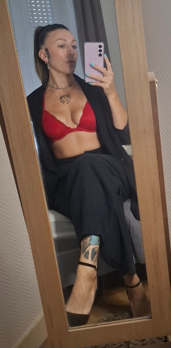 Luust_bzh's tweet photo. Qu’est-ce qui m’attends...? 🤭🔥
#ootn #red https://t.co/CH73D52qUj