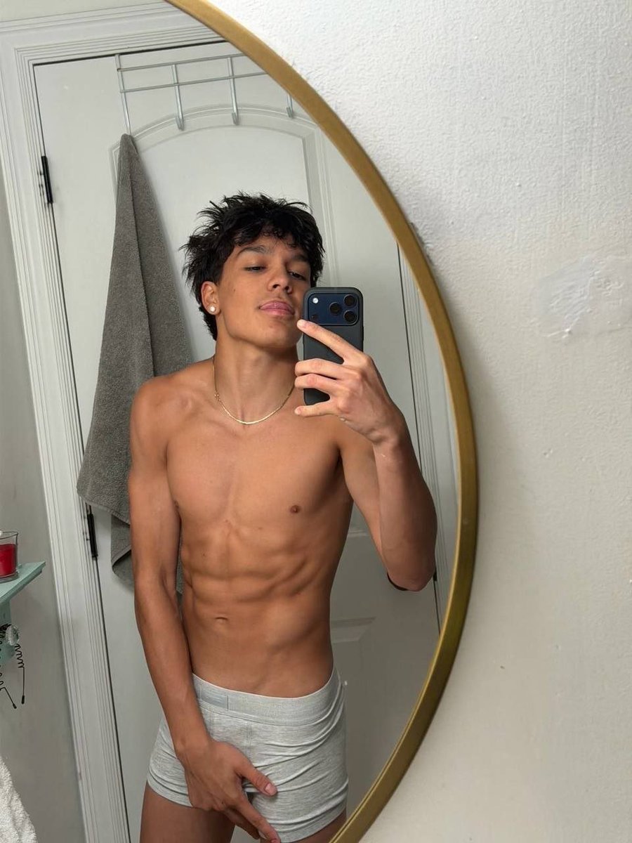 Nidalsfhy's tweet photo. Fuck he sexy🍆😍😍 https://t.co/E9aSqeVp6l