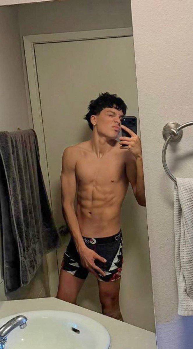 Nidalsfhy's tweet photo. Fuck he sexy🍆😍😍 https://t.co/E9aSqeVp6l