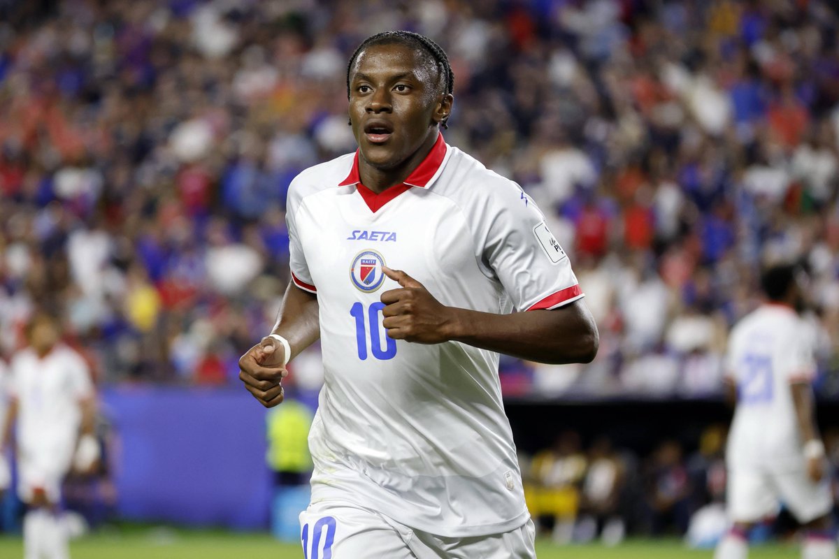 rtvgalaxie's tweet photo. POLÉMIQUE AUTOUR DE WILSON ISIDOR : JEAN-RICNER BELLEGARDE RÉAGIT

Jean-Ricner Bellegarde @Bellegarde_Jr a réagi, ce samedi matin, à la polémique née après la victoire 4-1 d’Haïti face à la République dominicaine, jeudi soir à Saint-Domingue.

« Le message d’Izi & Nazon était pourtant clair : FOOTBALL, Chambrage Rien de plus. Arrêtons de transformer chaque mot en débat politique. Aujourd’hui, la vraie question est ailleurs qu’est-ce que NOUS Haïtiens, faisons concrètement pour faire avancer notre football ? Il est temps de construire, d’agir et de donner à nos joueurs les moyens de jouer et défendre dignement nos couleurs en Haïti 🇭🇹⚽ », a écrit le milieu de terrain haïtien.
