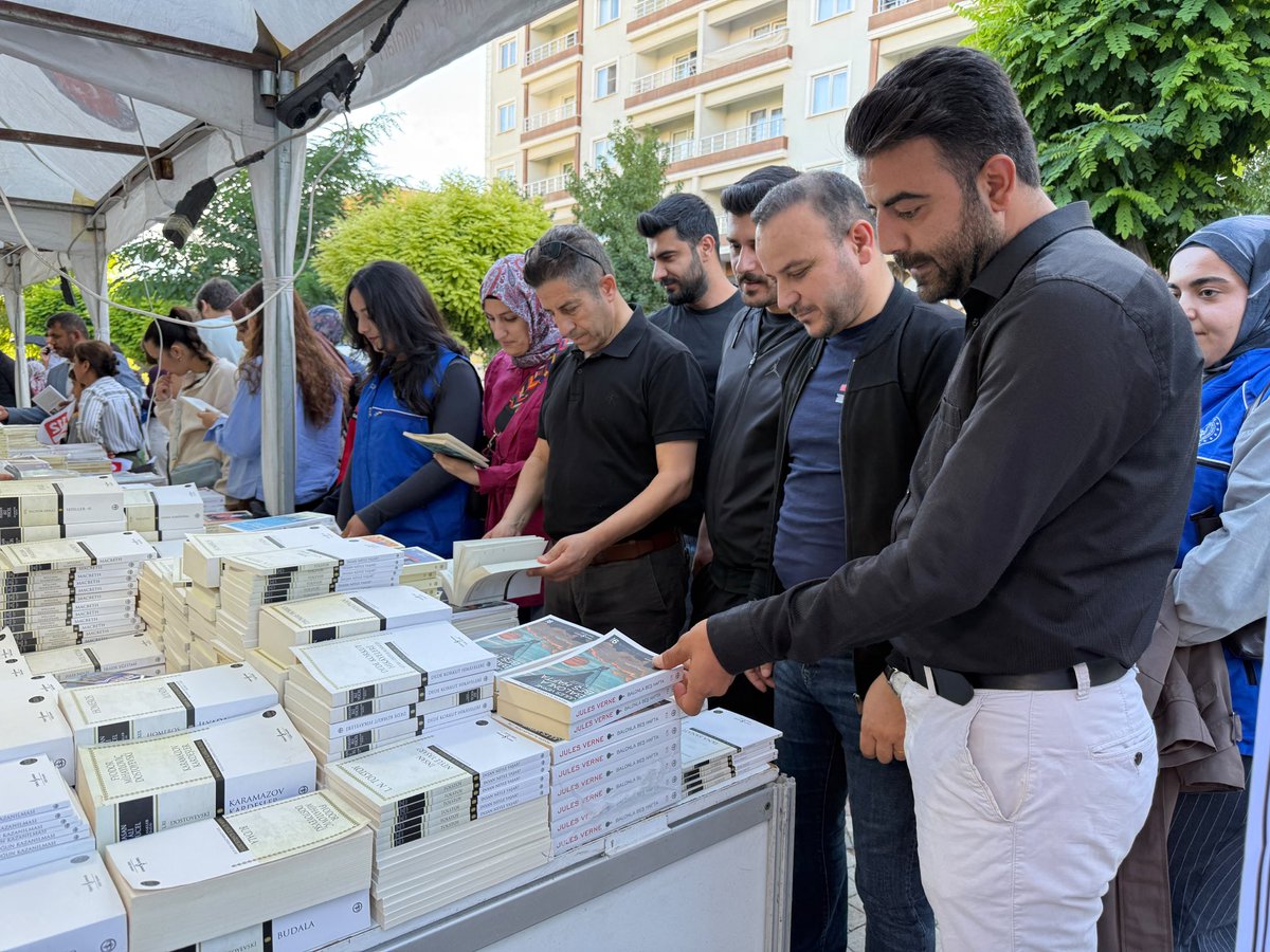 GSB_KilisGM's tweet photo. Gönüllü gençlerimizle birlikte birçok gencin ve kitapseverin buluştuğu Kilis 1. Kitap Fuarı'nı ziyaret ettik. 
İlk günün onur konuğu değerli yazarımız Hayati İnanç’ın ilham veren söyleşisine ortak olduk.
#GSBGM
@gencliksporbak
@OA_BAK
@KalayliOmer 
@MuratDEMRBLEK3 https://t.co/7mok3HIS3S